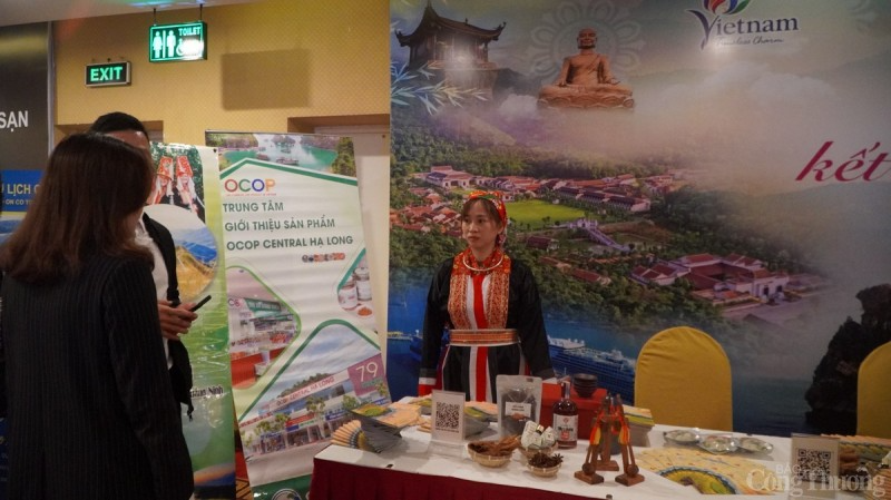 riển lãm, trưng bày giới thiệu sản phẩm du lịch, sản phẩm OCOP của các địa phương, doanh nghiệp của tỉnh Quảng Ninh tại Hội nghị