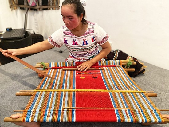 Độc đáo kỹ thuật dệt thổ cẩm của phụ nữ Châu Mạ