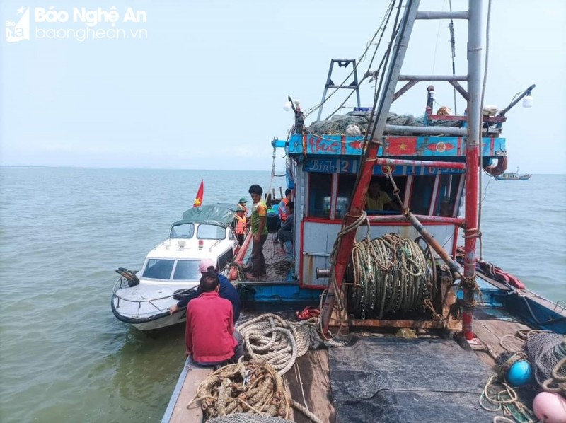 Nghệ An: Kịp thời cứu sống 4 ngư dân trên tàu cá bị chìm ở biển