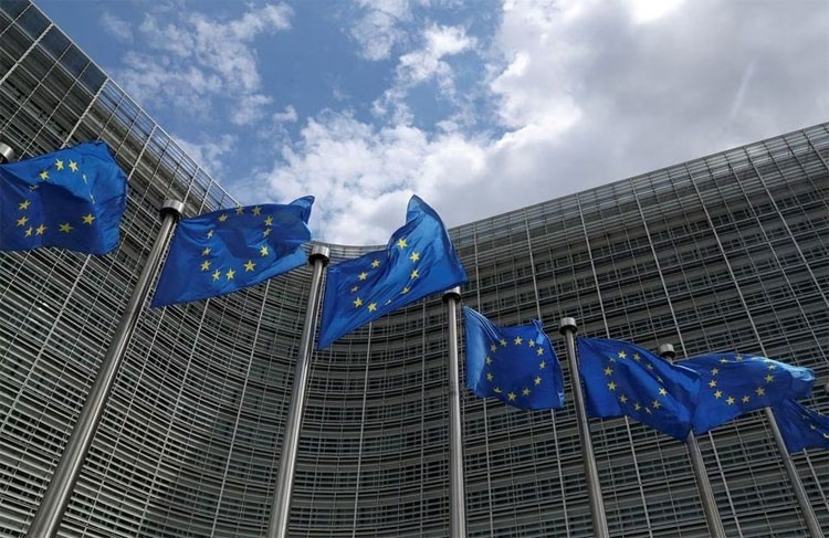 Cờ Liên minh châu Âu bên ngoài trụ sở Ủy ban châu Âu tại Brussels, Bỉ (ảnh: Reuters)