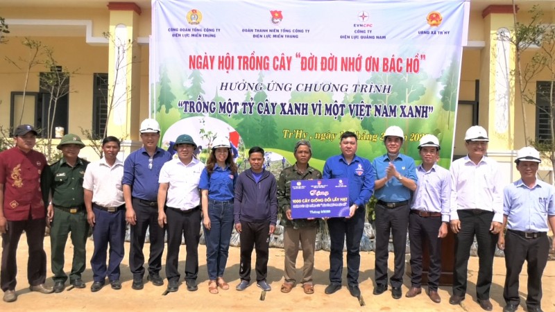 Tuổi trẻ Điện lực miền Trung và Quảng Nam hỗ trợ người dân xã Tr’Hy trồng cây kinh tế rừng