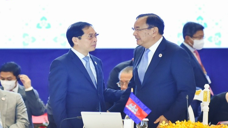 Bộ trưởng Bùi Thanh Sơn trao đổi với Phó Thủ tướng, Bộ trưởng Bộ Ngoại giao và Hợp tác quốc tế Campuchia Prak Sokhonn bên lề AMM-55 tại Campuchia