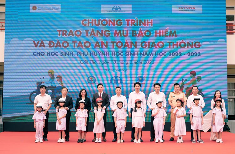Honda Việt Nam tặng mũ bảo hiểm cho học sinh và đào tạo kiến thức an toàn giao thông tại Cần Thơ