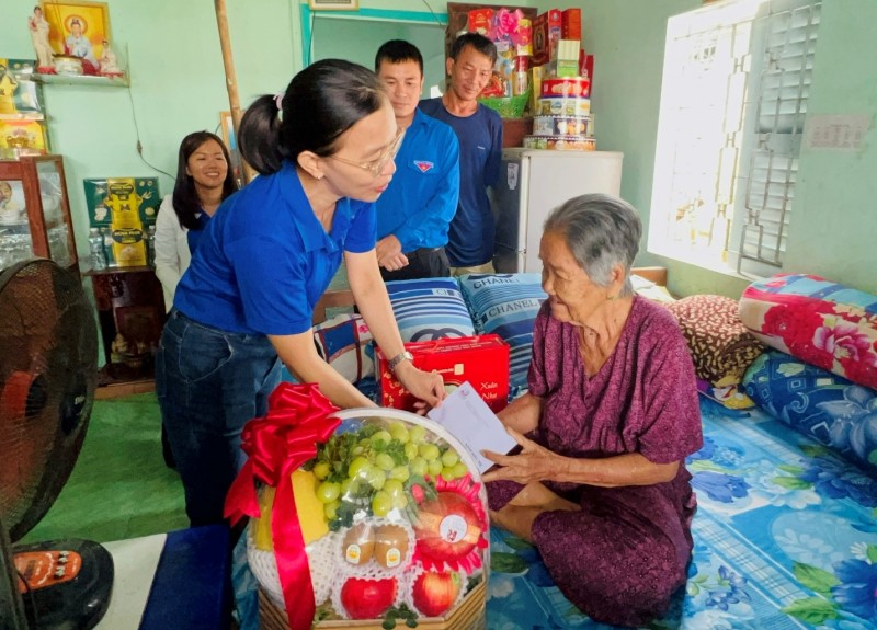 Đoàn thanh niên EVNGENCO2 thăm, tặng quà Mẹ Việt Nam Anh hùng