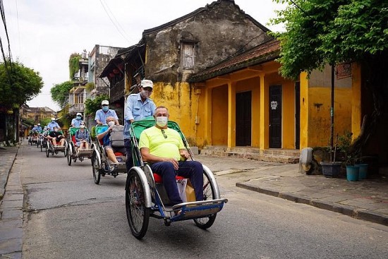 can bo san bay can mim cuoi nhieu hon de giu chan du khach quoc te