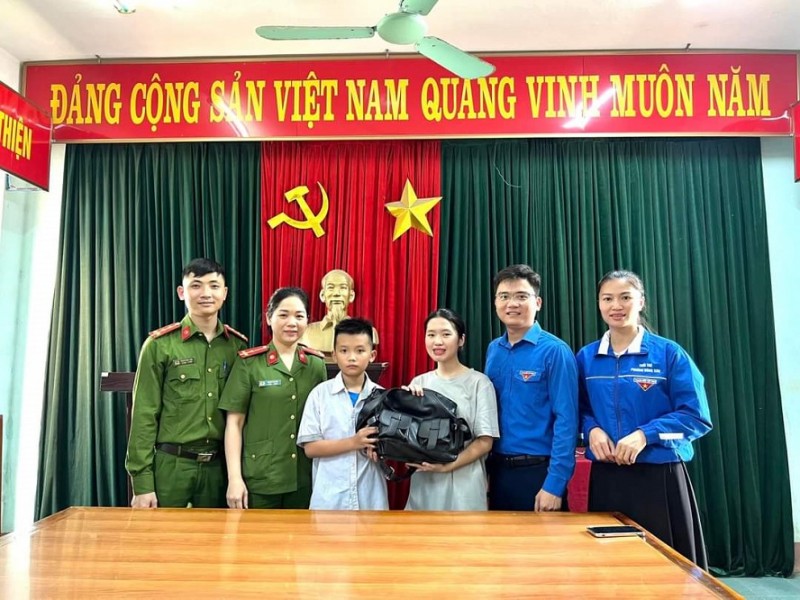 Thanh Hóa: Khen học sinh lớp 6 nhặt được của rơi trả lại người mất