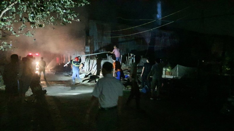 Bắc Giang: Xưởng sản xuất gỗ bị "thiêu rụi", 5 người thương vong
