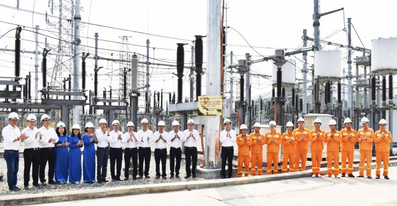 Truyền tải điện Thừa Thiên Huế: Gắn biển công trình hệ thống phân phối 110kV Trạm biến áp 220kV Huế