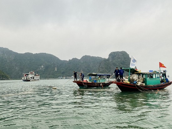 TP Hạ Long tổ chức thu gom phao xốp, rác thải trên Vịnh Hạ Long