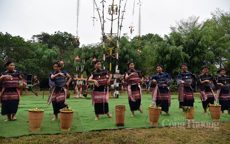 Tinh thần đoàn kết trong Lễ hội cầu an dân tộc Ba Na Tinh thần đoàn kết trong Lễ hội cầu an dân tộc Ba Na