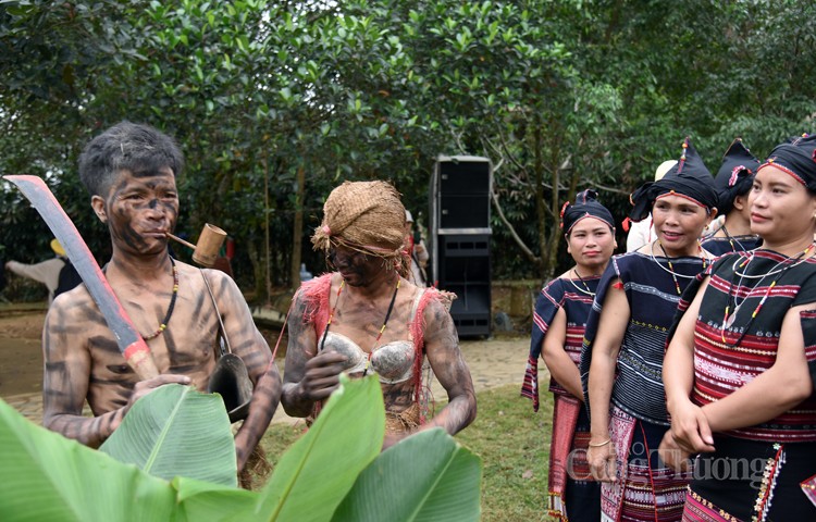 Tinh thần đoàn kết trong Lễ hội cầu an dân tộc Ba Na Tinh thần đoàn kết trong Lễ hội cầu an dân tộc Ba Na