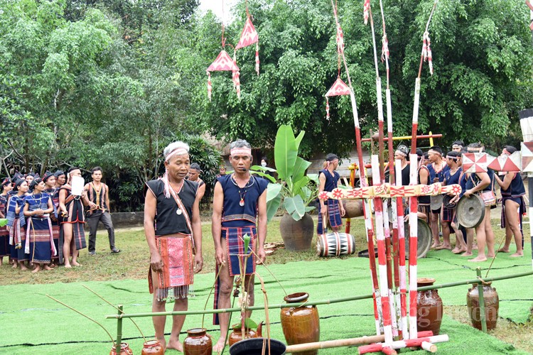 Tinh thần đoàn kết trong Lễ hội cầu an dân tộc Ba Na Tinh thần đoàn kết trong Lễ hội cầu an dân tộc Ba Na