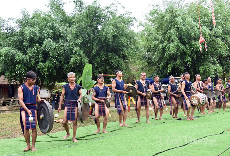 Tinh thần đoàn kết trong Lễ hội cầu an dân tộc Ba Na Tinh thần đoàn kết trong Lễ hội cầu an dân tộc Ba Na