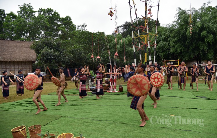 Tinh thần đoàn kết trong Lễ hội cầu an dân tộc Ba Na Tinh thần đoàn kết trong Lễ hội cầu an dân tộc Ba Na