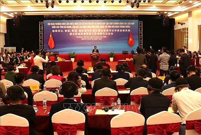 Lãnh đạo tỉnh Hà Giang (Việt Nam), Vân Nam (Trung Quốc) và các cơ quan ngoại giao của hai nước chụp ảnh lưu niệm tại hội nghị.