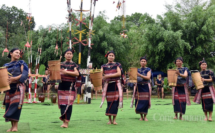 Trang phục truyền thống dân tộc Ba Na: Lấy thiên nhiên làm hình mẫu Trang phục truyền thống dân tộc Ba Na: Lấy thiên nhiên làm hình mẫu