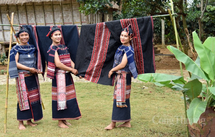 Trang phục truyền thống dân tộc Ba Na: Lấy thiên nhiên làm hình mẫu