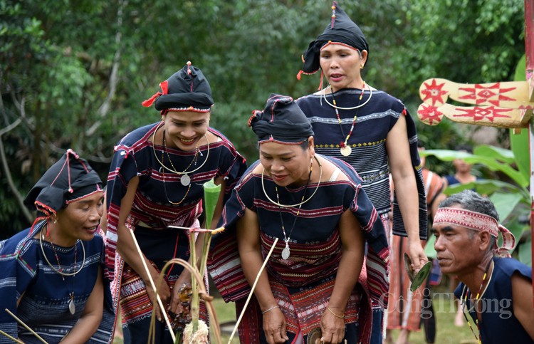 Trang phục truyền thống dân tộc Ba Na: Lấy thiên nhiên làm hình mẫu Trang phục truyền thống dân tộc Ba Na: Lấy thiên nhiên làm hình mẫu