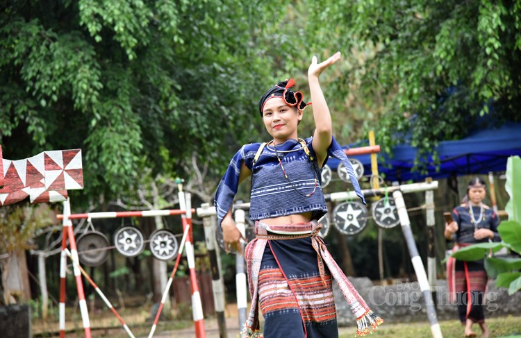 Trang phục truyền thống dân tộc Ba Na: Lấy thiên nhiên làm hình mẫu Trang phục truyền thống dân tộc Ba Na: Lấy thiên nhiên làm hình mẫu