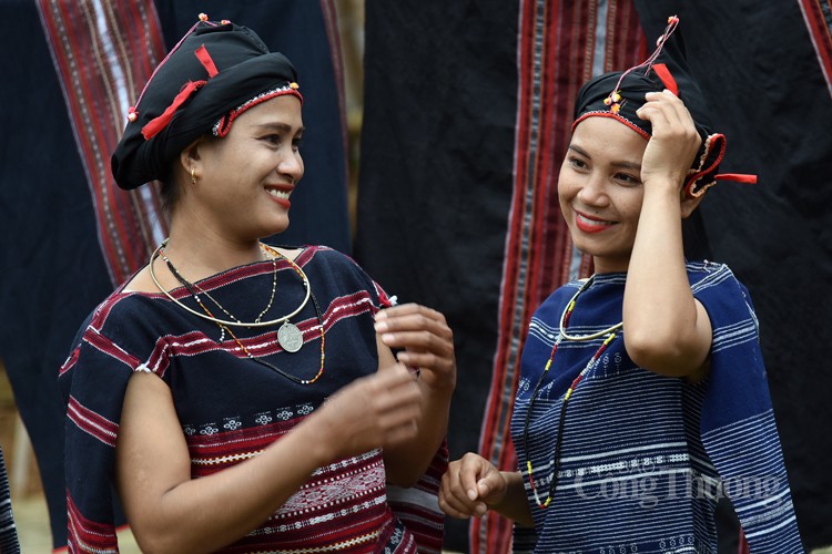 Trang phục truyền thống dân tộc Ba Na: Lấy thiên nhiên làm hình mẫu Trang phục truyền thống dân tộc Ba Na: Lấy thiên nhiên làm hình mẫu