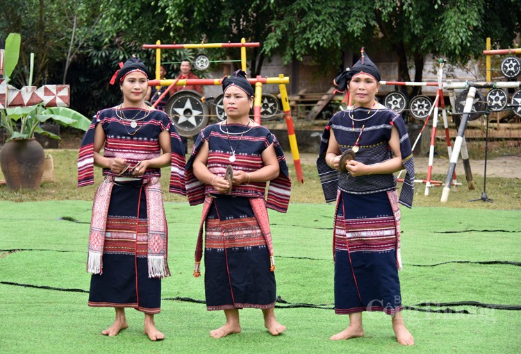 Trang phục truyền thống dân tộc Ba Na: Lấy thiên nhiên làm hình mẫu Trang phục truyền thống dân tộc Ba Na: Lấy thiên nhiên làm hình mẫu