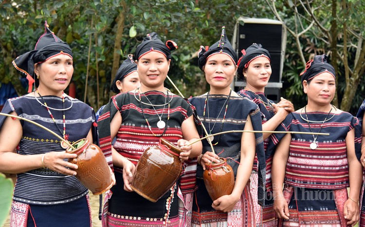 Trang phục truyền thống dân tộc Ba Na: Lấy thiên nhiên làm hình mẫu Trang phục truyền thống dân tộc Ba Na: Lấy thiên nhiên làm hình mẫu