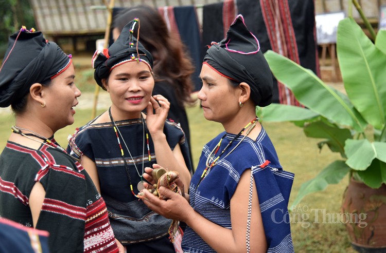 Trang phục truyền thống dân tộc Ba Na: Lấy thiên nhiên làm hình mẫu