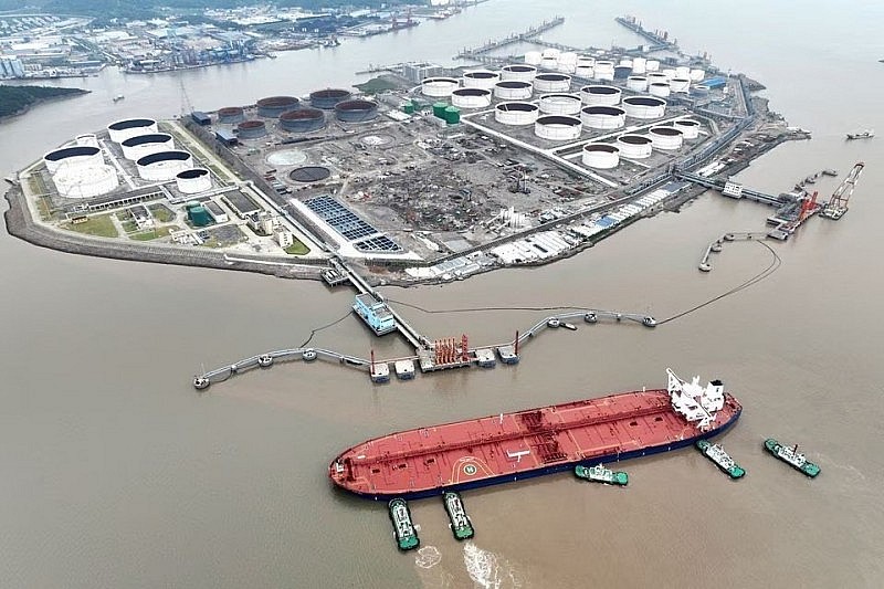 Một cảng dầu ngoài khơi đảo Waidiao ở tỉnh Chiết Giang, Trung Quốc (ảnh: Reuters)