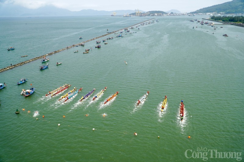 Sôi nổi hội đua thuyền bên bờ sông Hàn Đà Nẵng