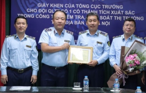 Khen thưởng đột xuất các Đội Quản lý thị trường Hà Nội có thành tích xuất sắc