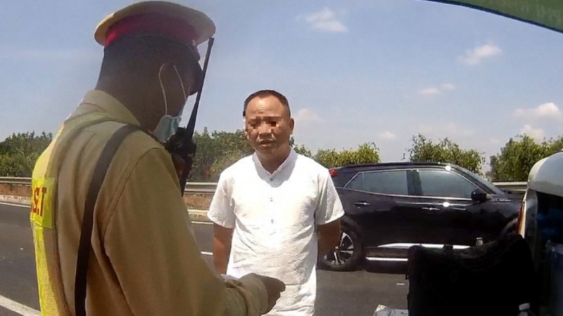 Đồng Nai: Điều tra vụ tài xế ô tô nghi dùng thẻ nhà báo và giấy phép lái xe giả