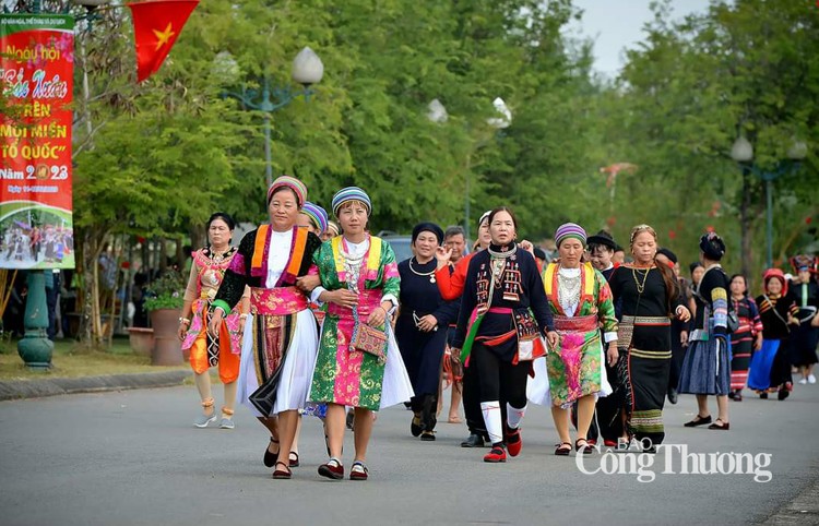 Trải nghiệm sắc màu văn hóa các dân Việt Nam tại Làng Văn hóa