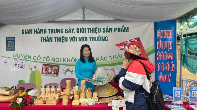 Du khách tham quan gian hàng giới thiệu các sản phẩm thân thiện với môi trường