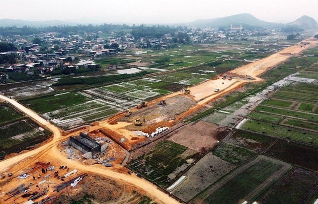 Thủ tướng chỉ đạo tập trung gỡ vướng về đất đai, vật liệu xây dựng
