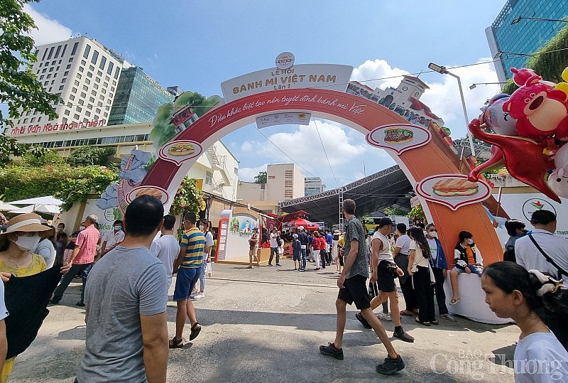 Ngày cuối Lễ hội Bánh mì Việt Nam: Người dân xếp hàng dài chờ mua Ngày cuối Lễ hội Bánh mì Việt Nam: Người dân xếp hàng dài chờ mua
