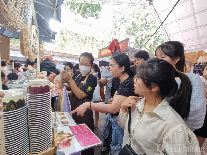 Ngày cuối Lễ hội Bánh mì Việt Nam: Người dân xếp hàng chờ mua bánh mì Ngày cuối Lễ hội Bánh mì Việt Nam: Người dân xếp hàng dài chờ mua