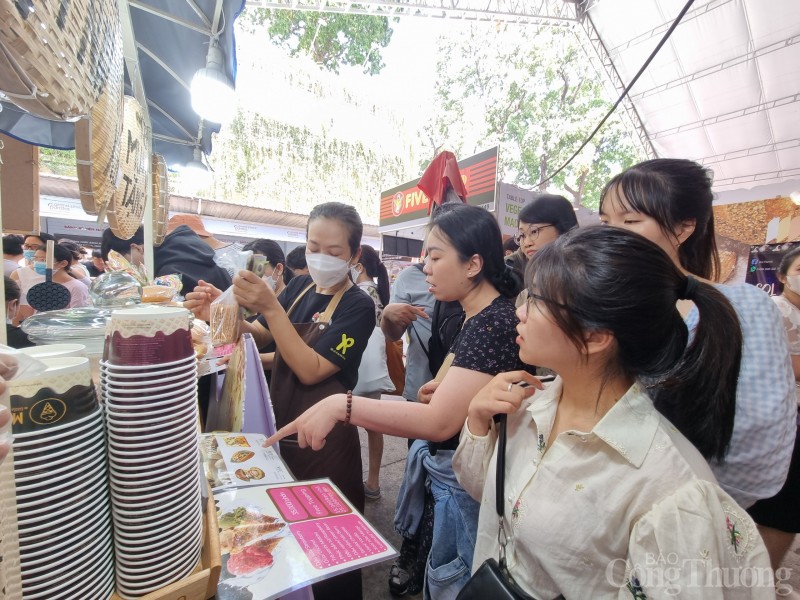 Ngày cuối Lễ hội Bánh mì Việt Nam: Người dân xếp hàng dài chờ mua