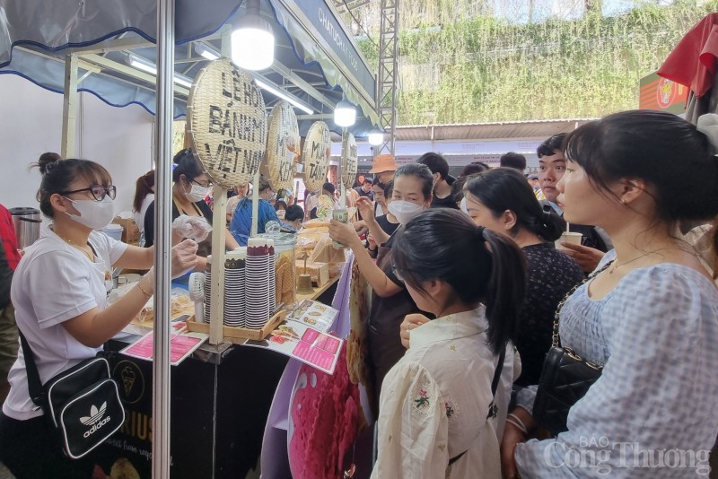 Ngày cuối Lễ hội Bánh mì Việt Nam: Người dân xếp hàng chờ mua bánh mì Ngày cuối Lễ hội Bánh mì Việt Nam: Người dân xếp hàng dài chờ mua