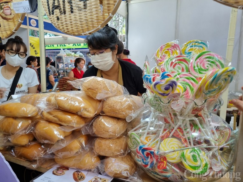 Ngày cuối Lễ hội Bánh mì Việt Nam: Người dân xếp hàng chờ mua bánh mì Ngày cuối Lễ hội Bánh mì Việt Nam: Người dân xếp hàng dài chờ mua