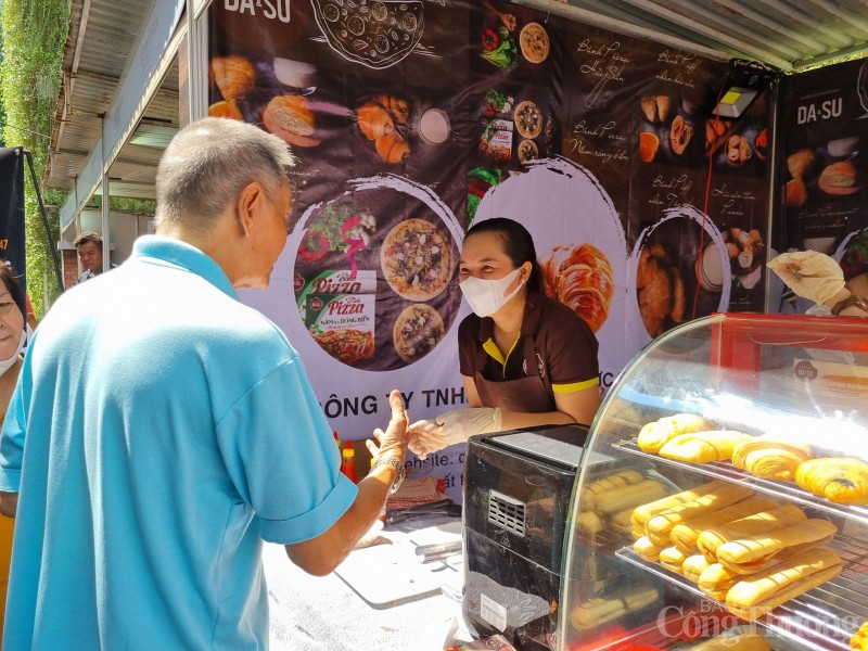 Ngày cuối Lễ hội Bánh mì Việt Nam: Người dân xếp hàng chờ mua bánh mì Ngày cuối Lễ hội Bánh mì Việt Nam: Người dân xếp hàng dài chờ mua