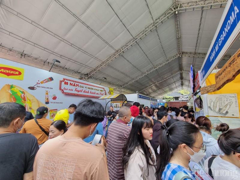 Ngày cuối Lễ hội Bánh mì Việt Nam: Người dân xếp hàng chờ mua bánh mì Ngày cuối Lễ hội Bánh mì Việt Nam: Người dân xếp hàng dài chờ mua
