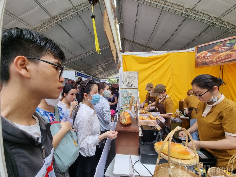 Ngày cuối Lễ hội Bánh mì Việt Nam: Người dân xếp hàng chờ mua bánh mì Ngày cuối Lễ hội Bánh mì Việt Nam: Người dân xếp hàng dài chờ mua