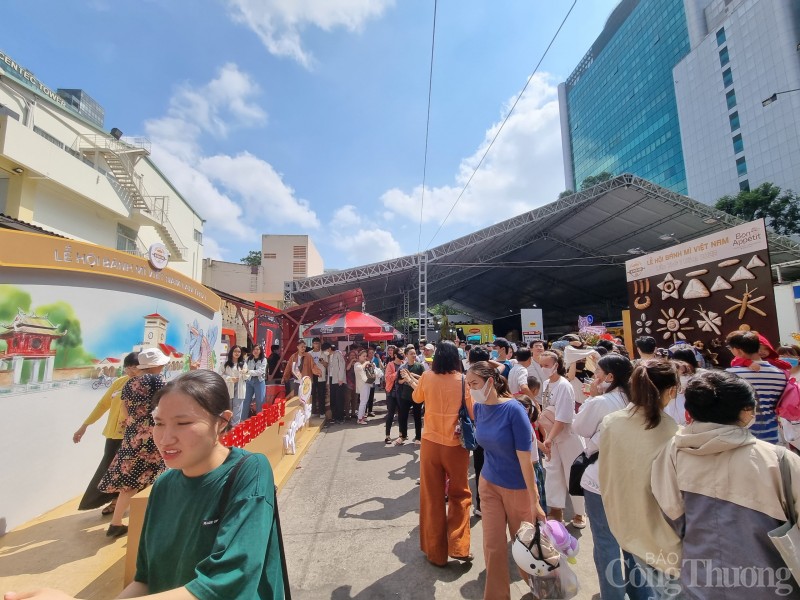 Ngày cuối Lễ hội Bánh mì Việt Nam: Người dân xếp hàng dài chờ mua
