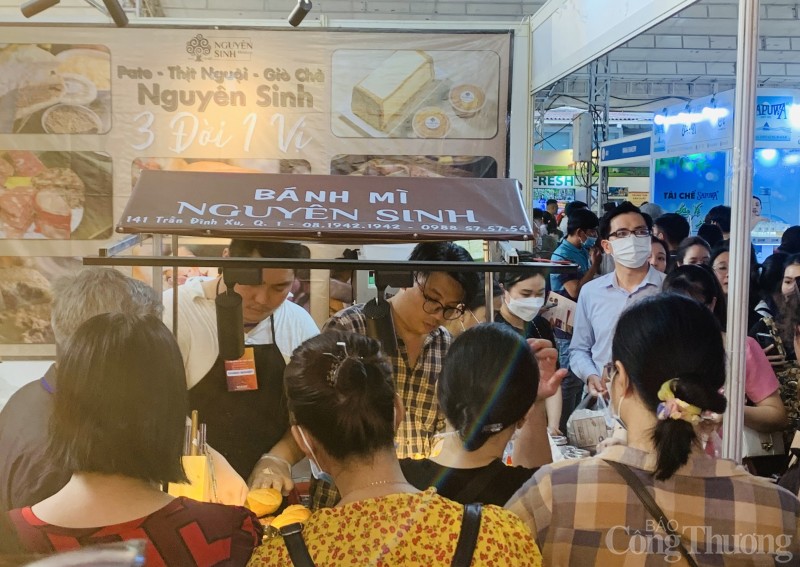 Ngày cuối Lễ hội Bánh mì Việt Nam: Người dân xếp hàng dài chờ mua