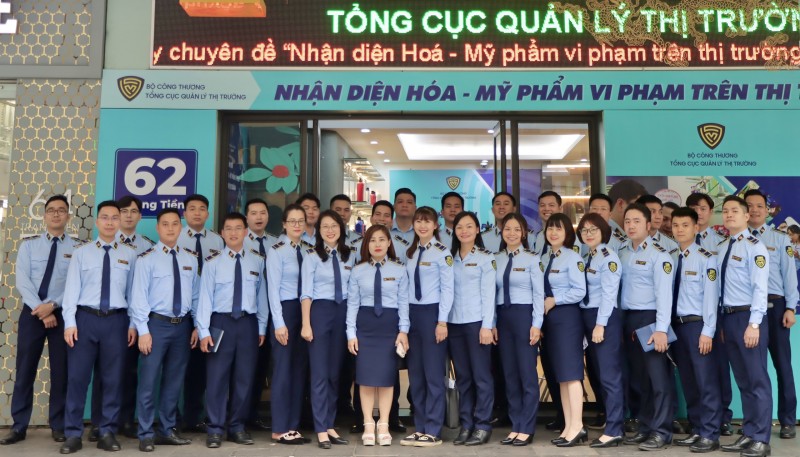 Các đoàn viên, thanh niên tham quan, trải nghiệm Phòng Trưng bày nhận diện hàng thật -hàng giả tại 62 Tràng Tiền, Hoàn Kiếm, Hà Nội