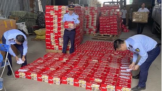 Quản lý thị trường Hà Nội: Kiểm tra kho bánh nội địa Trung Quốc nhập lậu lớn