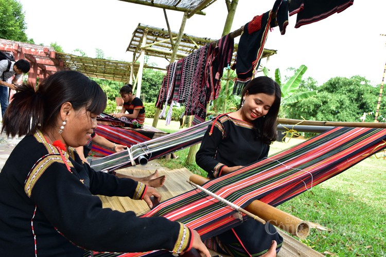 Trang phục truyền thống dân tộc Ê Đê, lấy các hình tượng từ thiên nhiên