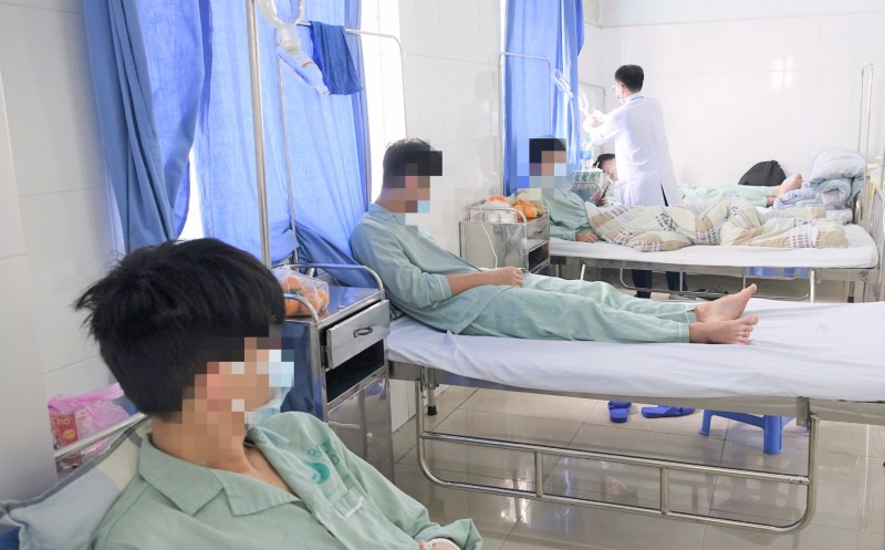 Tỉnh Quảng Ninh: Bốn nam học sinh nhập viện do hút thuốc lá điện tử