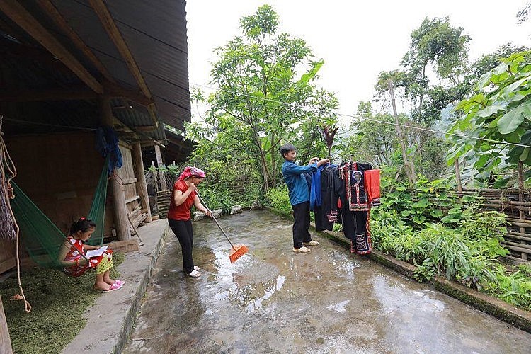 Nam giới và phụ nữ ở xã Nậm Đét bình đẳng hơn về giới, kể cả công việc nhà và chăm sóc con cái khi tham gia các lớp tập huấn về phát triển quế hữu cơ và bình đẳng giới