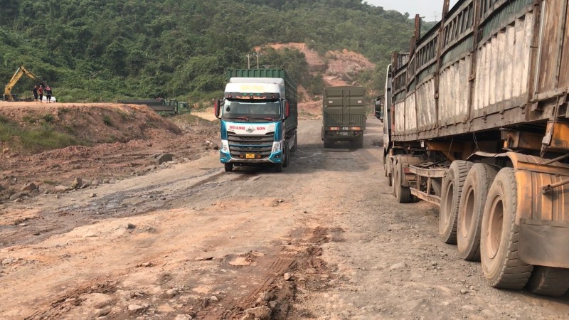 Hạ tầng yếu, hàng trăm phương tiện bị ùn ở cửa khẩu quốc tế La Lay